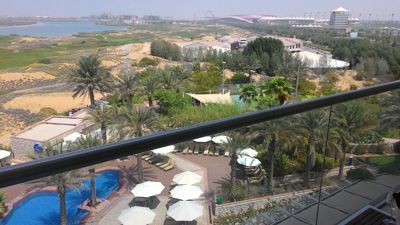 Park Inn Abu Dhabi, Yas Island - 수영장과 Yas Island의 발코니 전망