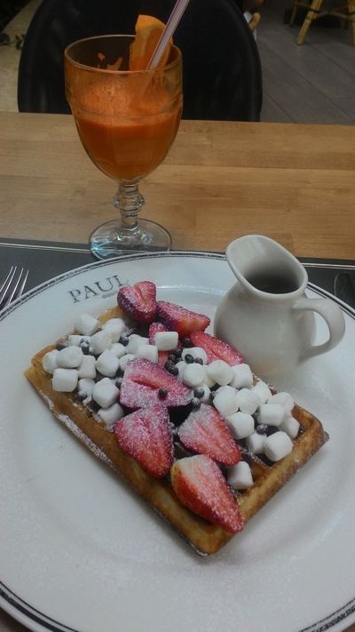 Paul - Waffle with strawberries and fresh juice
