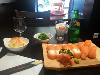 Sushi Do - Salmon sushi mix, seaweed salad