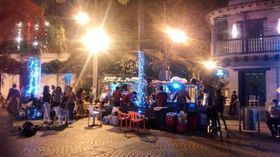 Plaza de la Trinidad - 거리 음식과 애니메이션