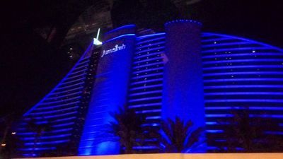 Jumeirah Beach hotel - 밤에는 호텔 전망