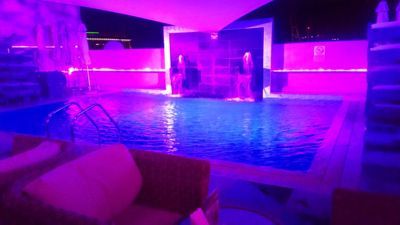 Mercure Gold Hotel Al Mina Road - Rooftop pool at night