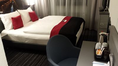 Mercure Hotel Duesseldorf Zentrum - Room with large bed