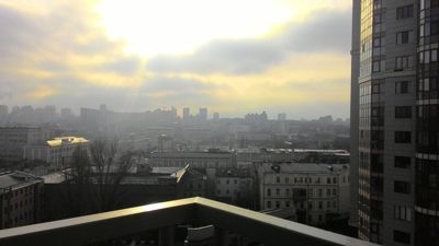 Hotel Ibis Kiev - 맑은 하늘과 함께 trainstation에서보기
