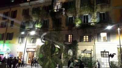 Restaurants in Corso Como - Street art and beautiful building