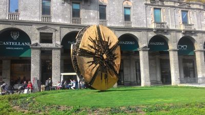 Piazza Filippo Meda - 광장에 조각품
