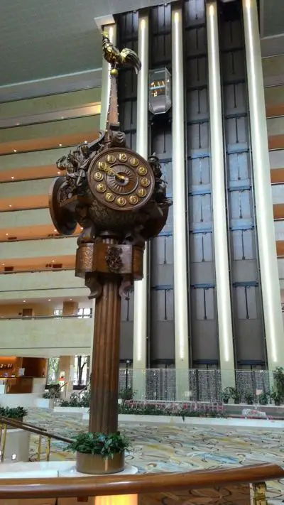 Crowne Plaza Moscow - World Trade Centre - Clock in the hotel lobby