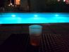 Mercure Hotel Duesseldorf Neuss - 밝은 파란색으로 조명 된 야외 수영장 옆의 와인 글라스
