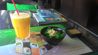 Sushiya sushis restaurants - 신선한 오렌지 주스, 너트 소스가있는 해초 샐러드, 금연 테라스에서