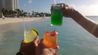 Bugaloe Beach Bar and Grill - 바다 전망을 즐길 수있는 바에서 칵테일을 즐겨보십시오.