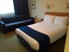 Holiday Inn Hemel Hempstead M1, Jct. 8 - 넓은 침대와 소파가있는 객실입니다.